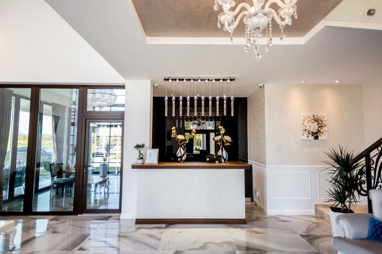לוגוז' J'Adore Boutique Hotel מראה חיצוני תמונה